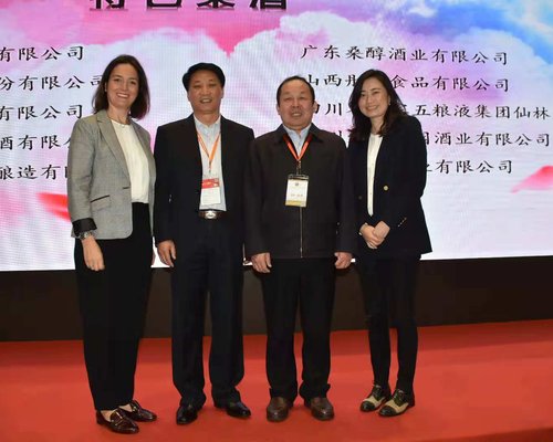 Pie de Foto: Carmen Aumesquet, directora de promoción del Consejo junto con Yancai Wang, presidente de la Asociación China de Bebidas Alcoholicas y Mónica Zhou, importadora de vinos de Jerez en China.