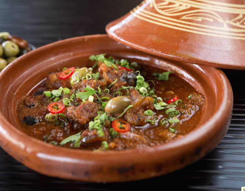 Tajine de cordero con calabacines, pasas y menta, receta con aroma marroquí